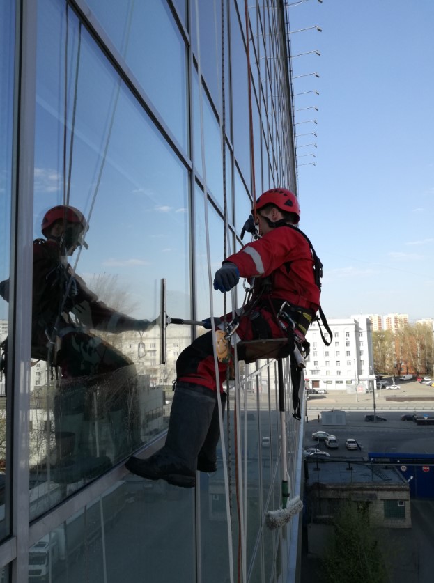 Мойка окон альпинистами)