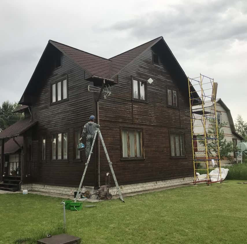 Покраска деревянного дома)
